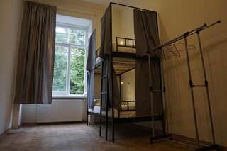 Хостелы OldBricks Hostel Тбилиси Кровать в общем 6-местном номере для мужчин и женщин-16