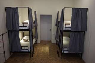 Хостелы OldBricks Hostel Тбилиси Кровать в общем 6-местном номере для мужчин и женщин-18